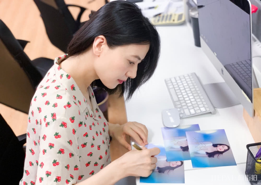 高圆圆生完宝宝后状态真好!穿印花衬衫搭配牛仔裤美回20岁