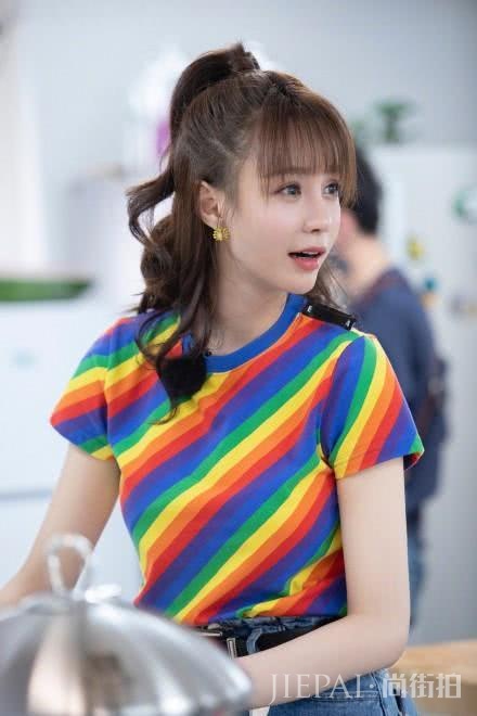 沈梦辰穿元气彩虹装秀长腿，美到认不出