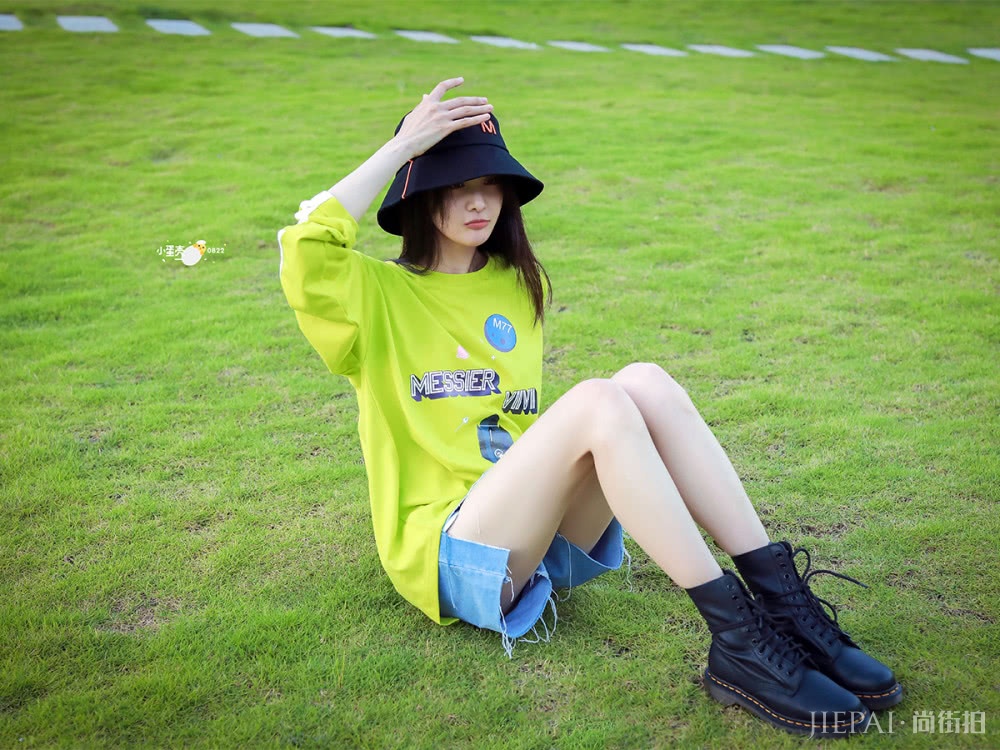 郑爽挑战牛油果绿,搭配黑色马丁靴,长腿超吸睛