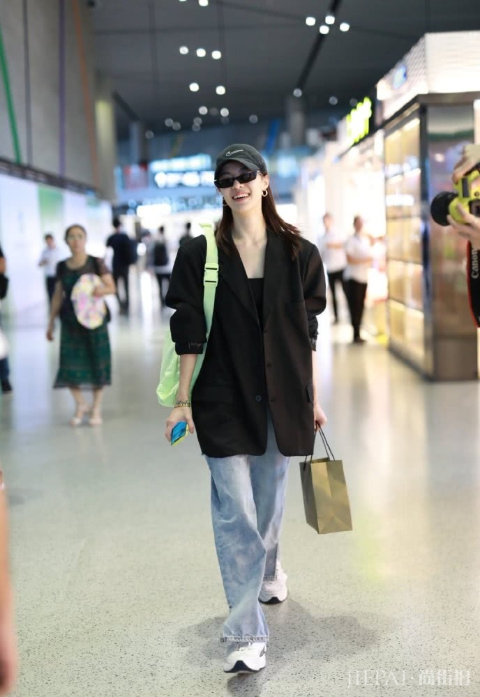 钟楚曦穿宽松西装配牛仔阔腿裤，一路甜笑不止超可爱