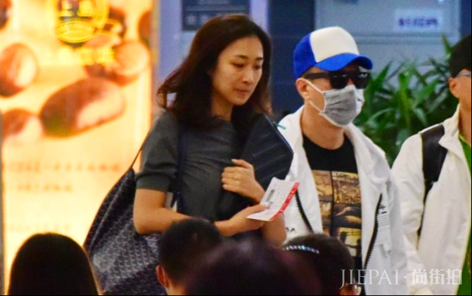 孙红雷与老婆逛街全程帮忙拎包,34岁娇妻穿着清凉大长腿抢镜