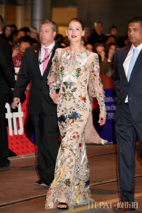 高级感满分的刺绣裙，展现满满质感，升级你的时尚品味！