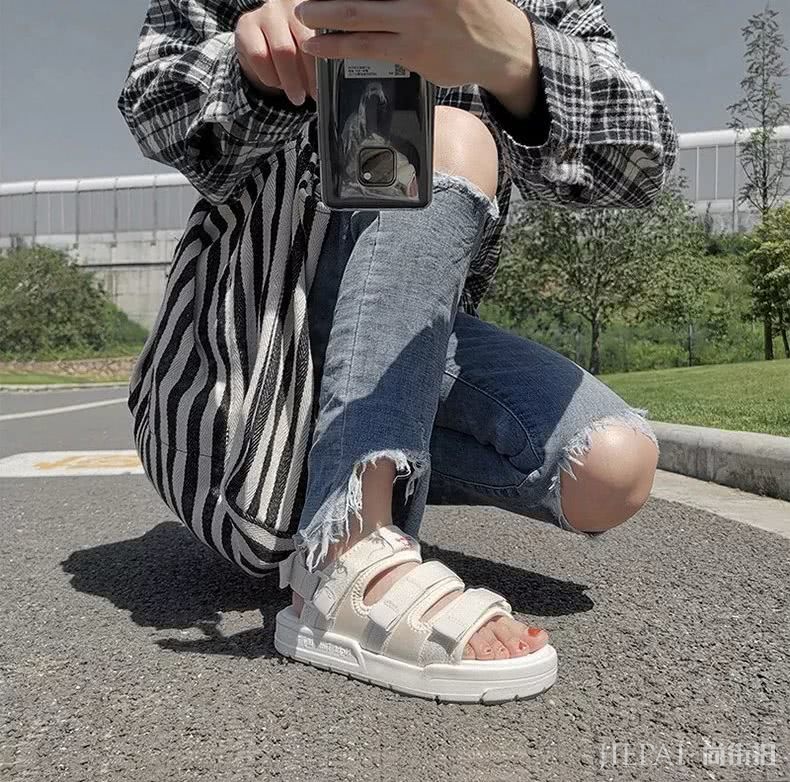 泫雅在穿的“丑丑鞋”,上脚超时髦