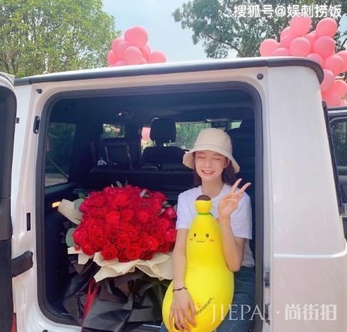沈梦辰七夕节晒大束玫瑰花狂秀恩爱,网友默契催婚:赶紧结婚了!