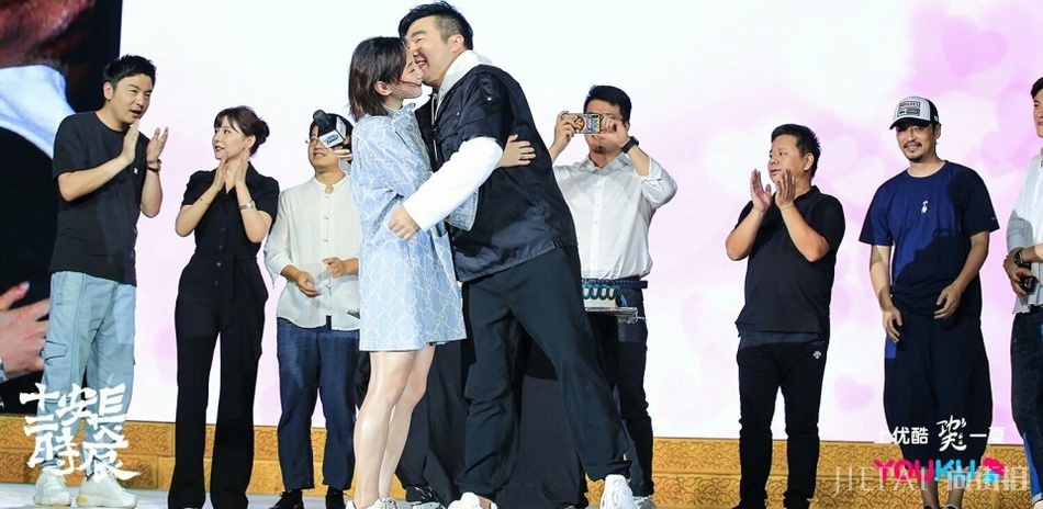 何雯娜晒大钻戒 分享被求婚感言:人生的第二个起点