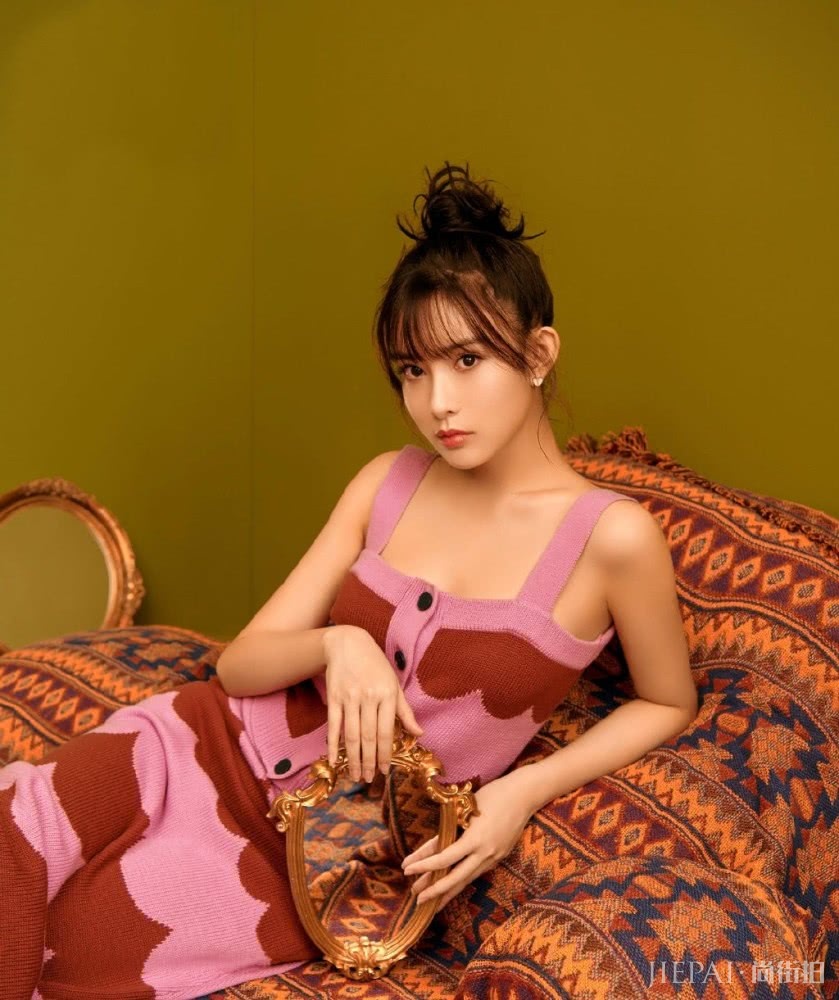 孟子义走红后更少女了,穿吊带配半身裙超甜美