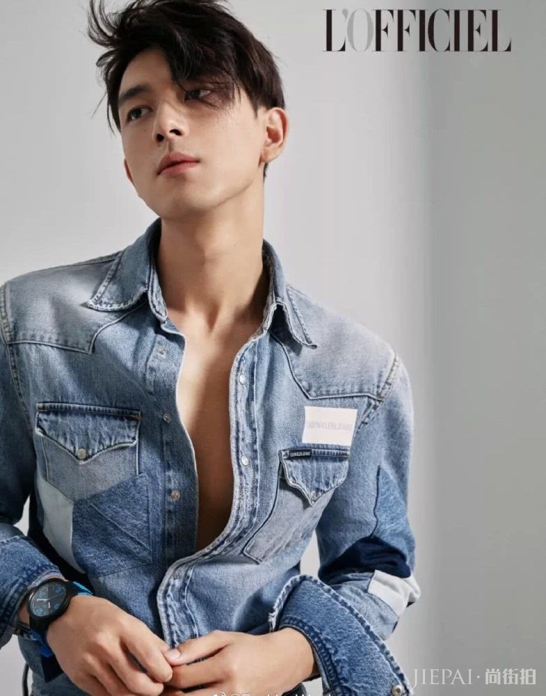 李现和肖战同穿牛仔套装拍杂志，到底谁才更有范？