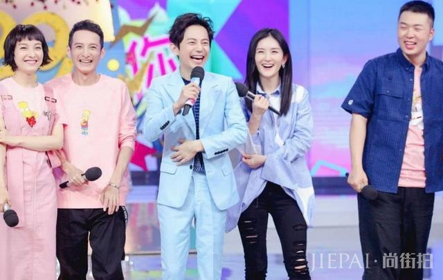 快乐家族变老特效照,何炅优雅帅气多一份沧桑,令网友泪奔