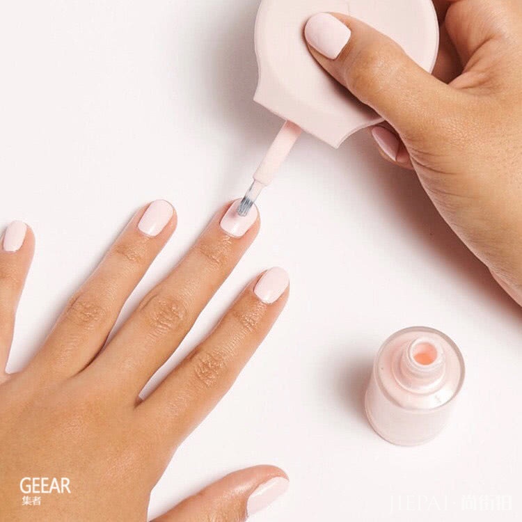 为何涂指甲油总是没几天就掉色?原来我们都忽略了这个小动作