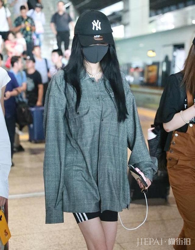 杨幂穿男友风上衣现身机场,离婚大半年终于重回“少女幂”人设