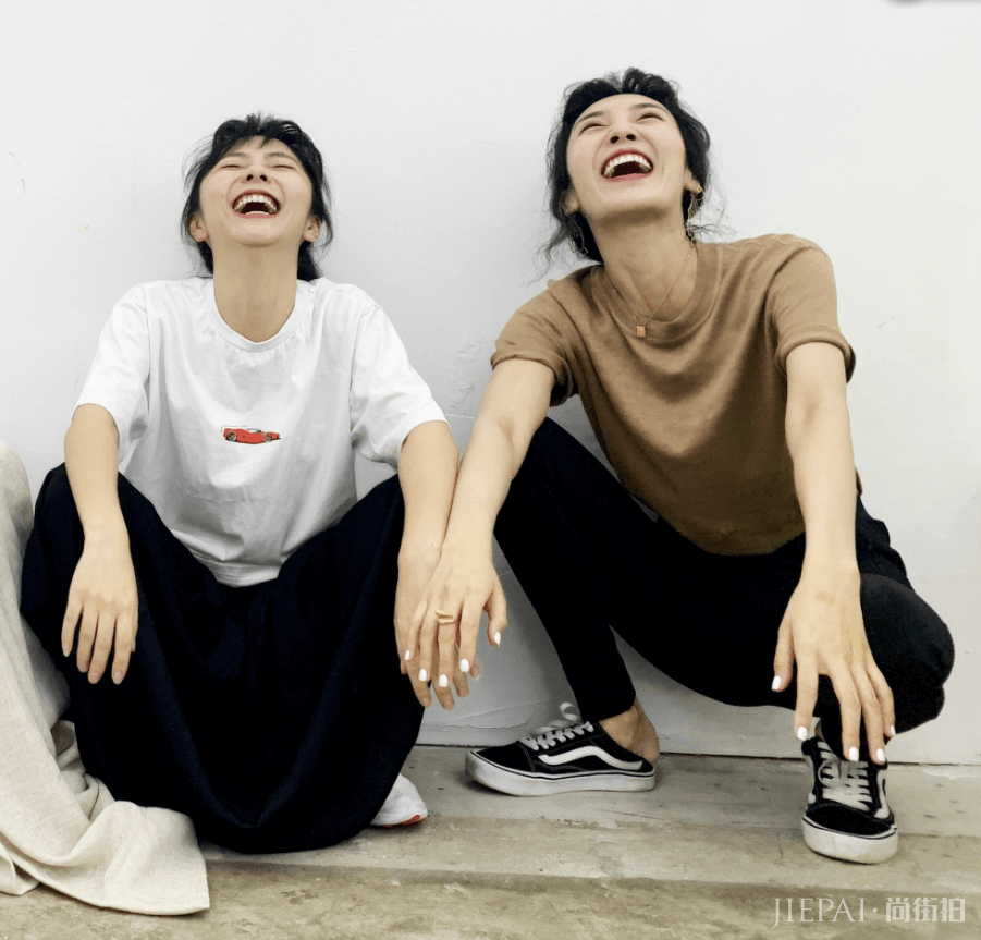 王紫璇探班谭松韵踩万斯后跟贼有个性，却不敌她的“枸杞鞋”