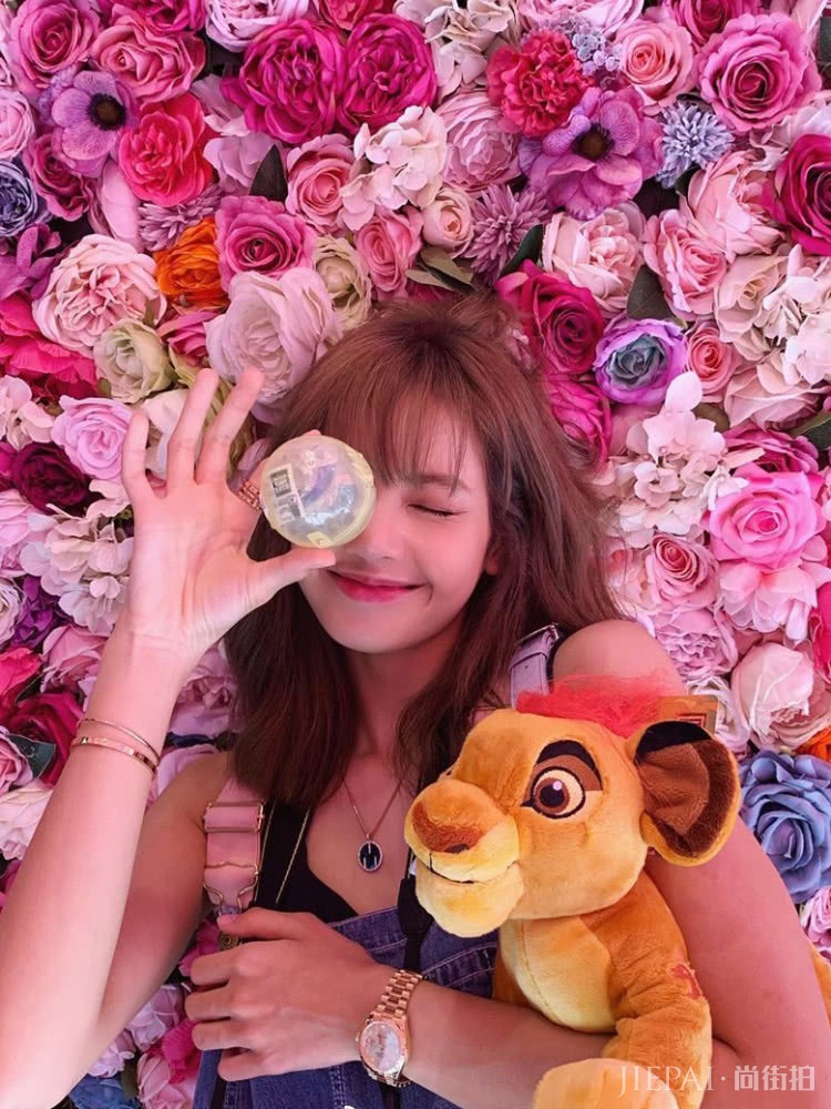 Lisa和Jennie,同穿一件拉链外套,美得不相上下