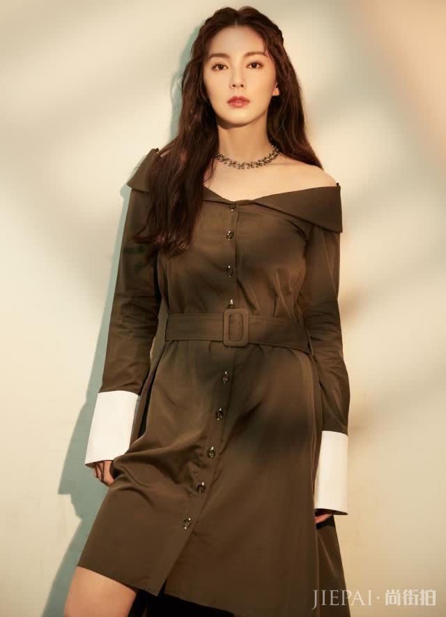 张雨绮紧跟潮流,私服穿红纱裙灵动优雅,宛如20岁小仙女