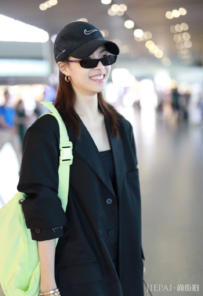 钟楚曦穿宽松西装配牛仔阔腿裤，一路甜笑不止超可爱