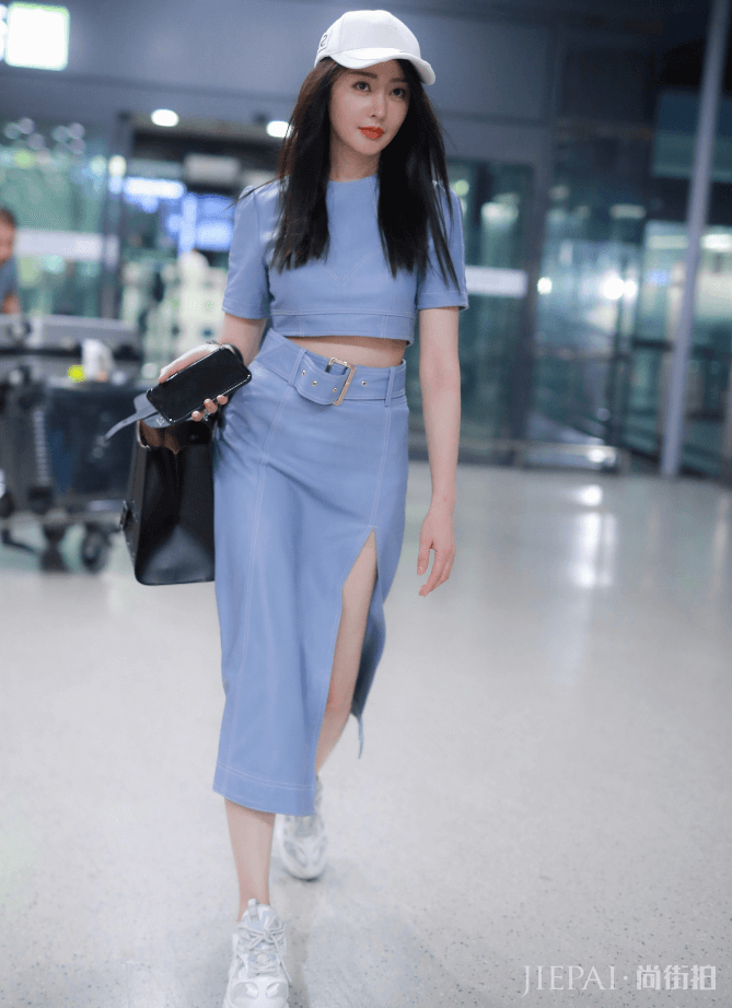 张天爱穿“树杈裙”秀腿不够,还秀小蛮腰