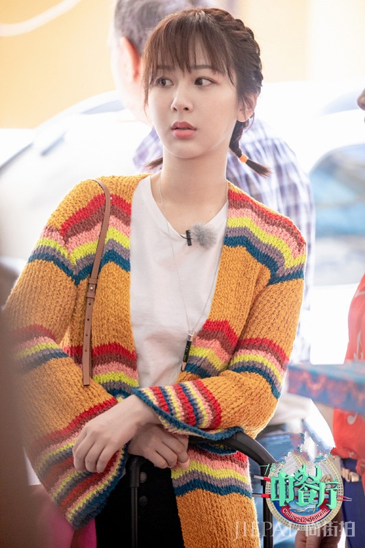 杨紫秀综艺新私服,穿衬衫再打个结才时髦,系发带后气质更好了