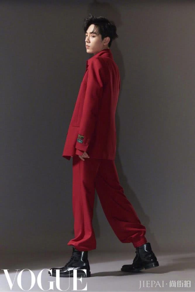 肖战登九月刊杂志封面,“红配绿”居然也很帅