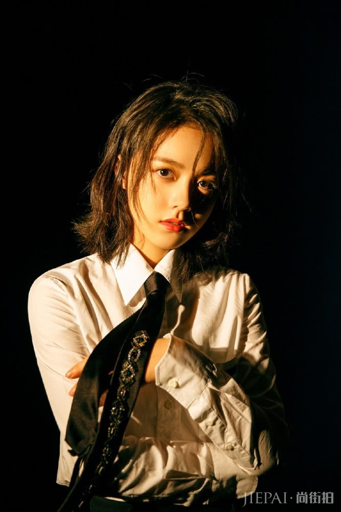 赵今麦穿衬衫领带配半身裙,气场不像17岁少女