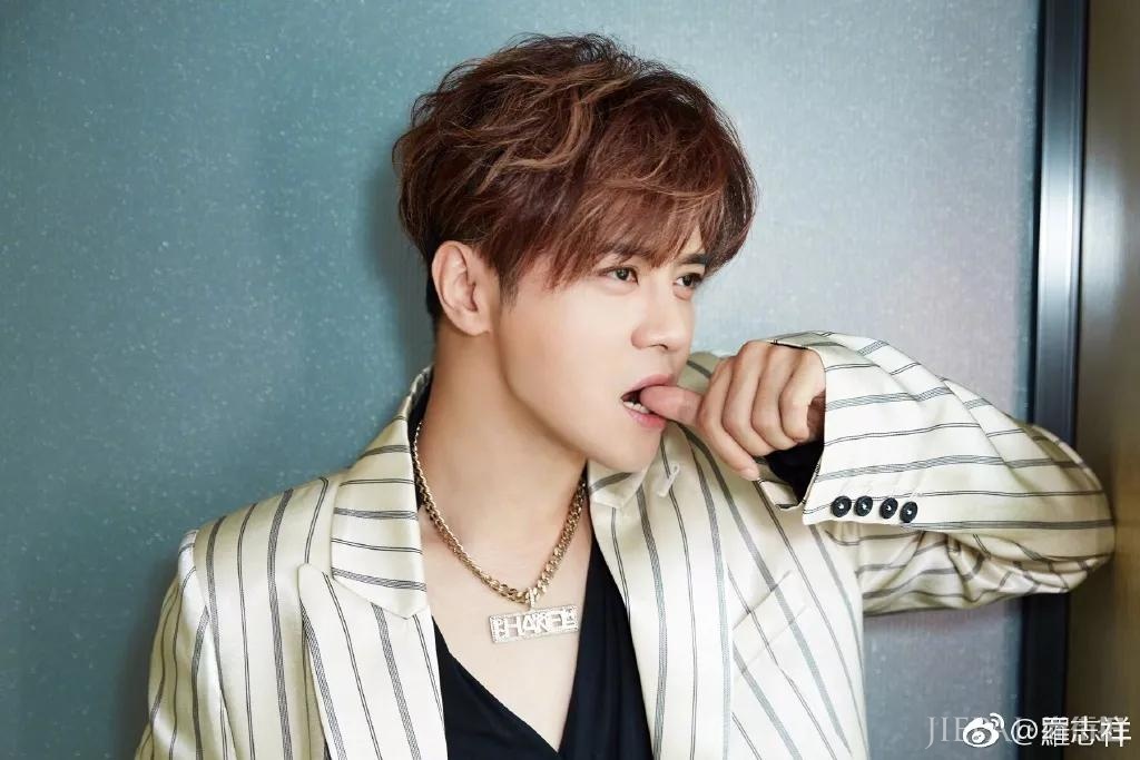 正和女友庆生，甜上热搜，却被曝出轨14岁网红？