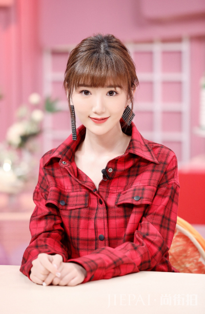 毛晓彤穿白色连衣裙清新甜美,单身后越变越漂亮