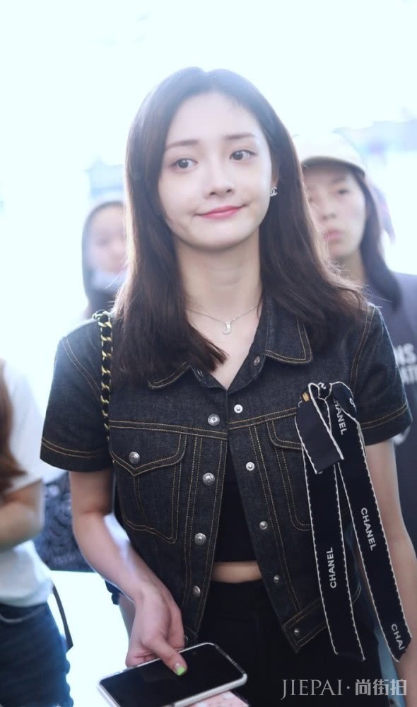 周洁琼吊带露脐背心很有看点，肉嘟嘟的肚子肉藏不住了，很可爱