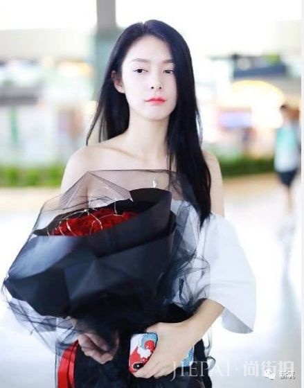 女明星的机场look,我羡慕的不是衣服是身材