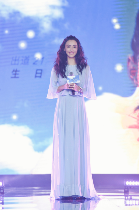 张柏芝穿“渔网装”出镜，尽显青春活力