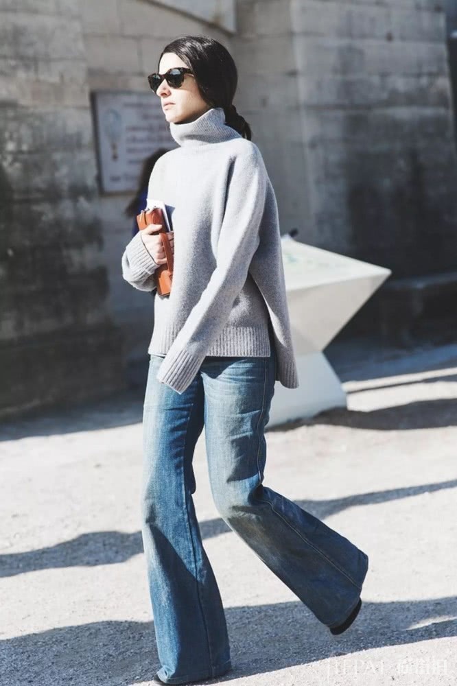 初秋穿毛衣不管选低领还是挑高领,搭阔腿裤显好看又有气质