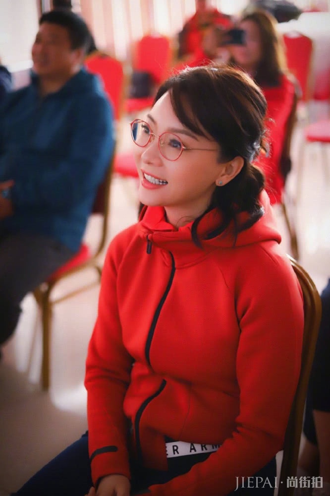 陈数穿冲锋衣扎半丸子头朴素接地气,反而越来越美了