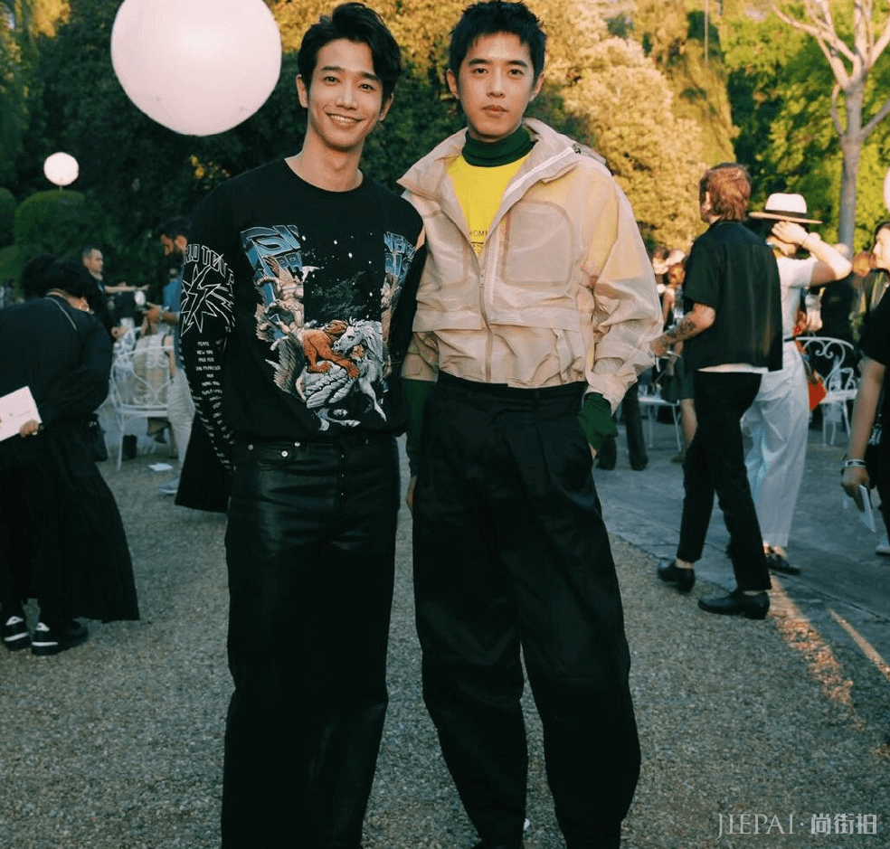 他搭档郭雪芙出演新剧,成为男士西装穿搭范本