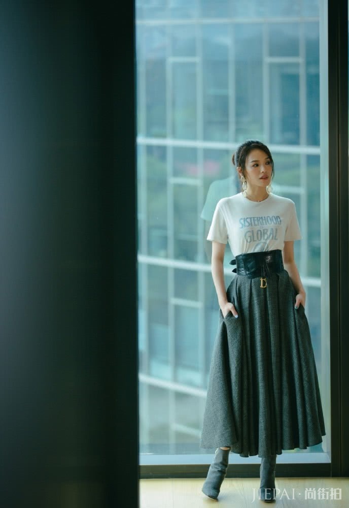 舒淇穿T恤半身裙配短靴,秀少女容颜好看又时尚