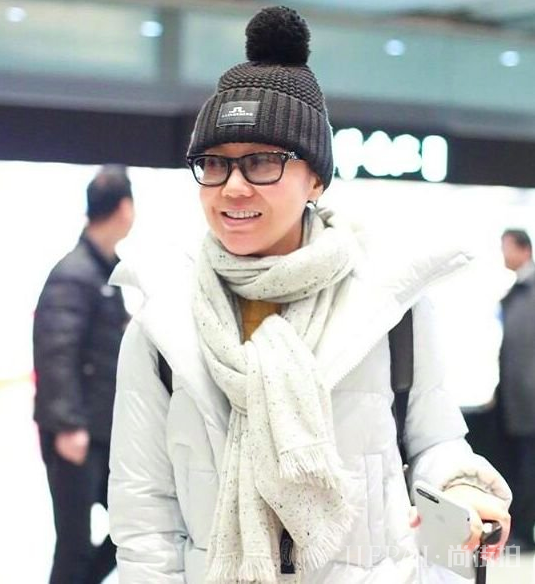 48岁闫妮身材管理严格,素颜化妆照差别巨大,网友直呼判若两人\t