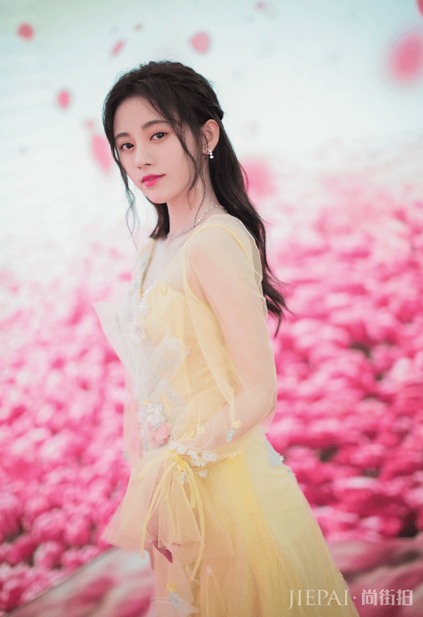 鞠婧祎穿薄纱裙犹如天仙下凡,美翻