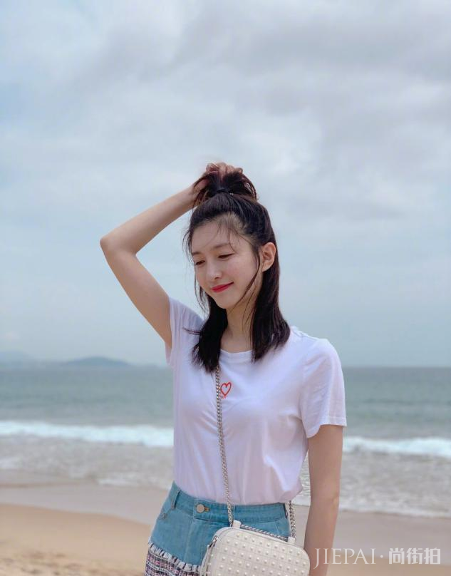 江疏影晒粉丝福利照,一身白色休闲装依然自带白骨精气质