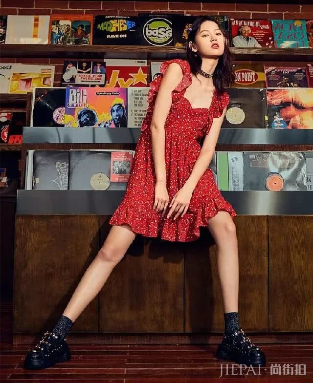 步入中年穿今年流行的“山楂裙”,时髦减龄很优雅