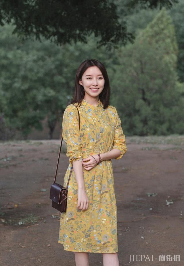 160以下的女生初秋穿这件连衣裙,不仅显高还有初恋感