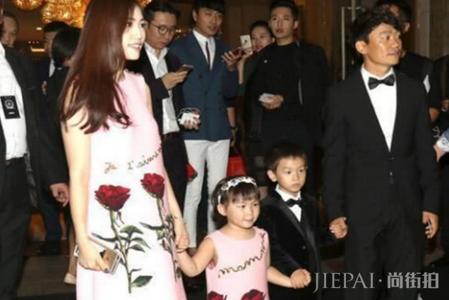 马蓉现身机场，6岁王子珊近照像妈妈，7岁王子豪比王宝强帅气