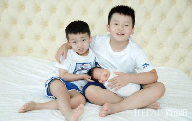 冉莹颖晒三个儿子温馨写真,羲羲在哥哥怀里安睡,长得太像轩轩了