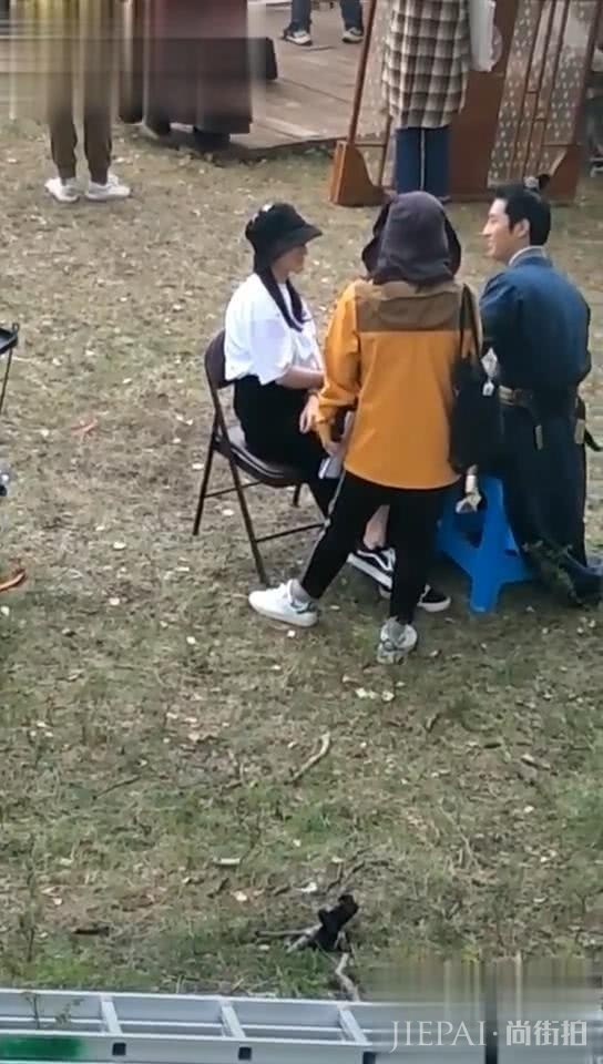 与窦骁官宣恋情四月,何超莲爱得火热探班男友,剧组人员见惯不怪