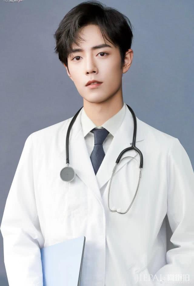 肖战“顾医生”上班照,穿中袖白T戴发卡,又帅又可爱