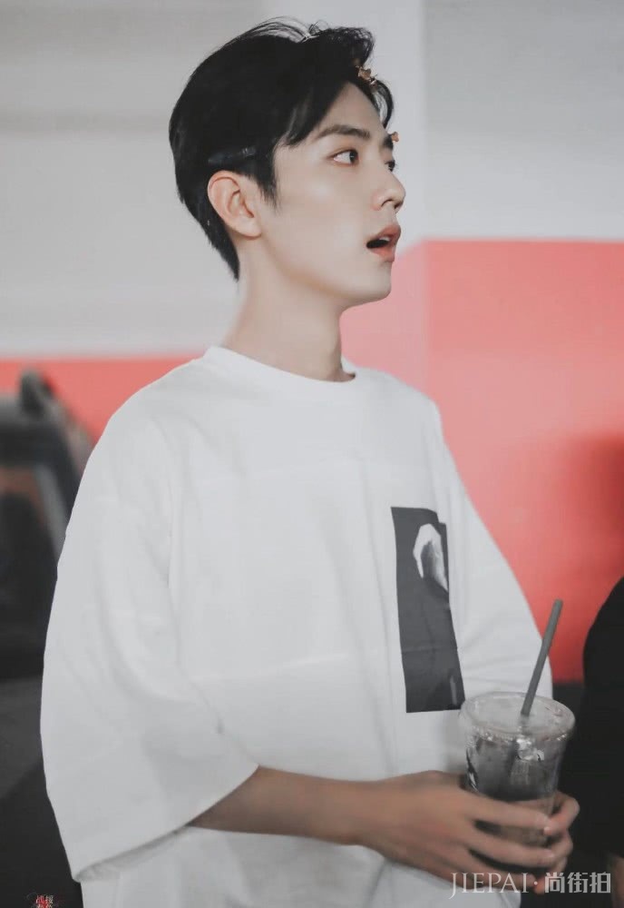 肖战“顾医生”上班照,穿中袖白T戴发卡,又帅又可爱
