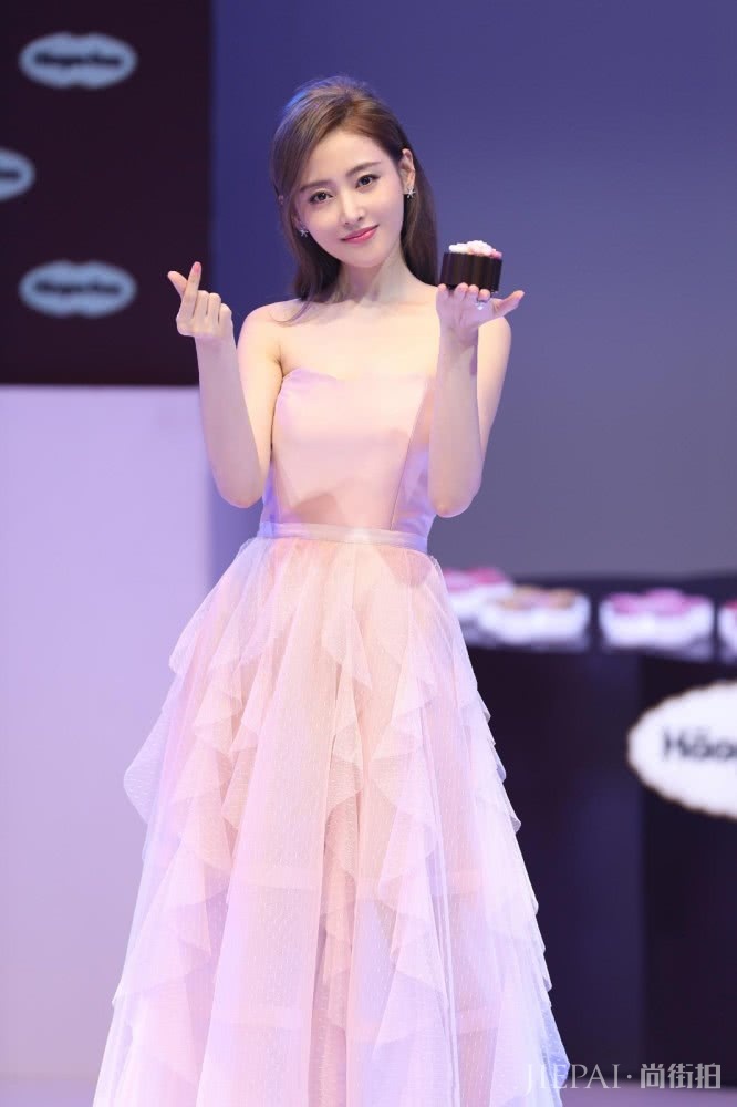 张天爱黑色背心休闲裤,穿出1米2的大长腿,配粉色脏脏辫帅呆了