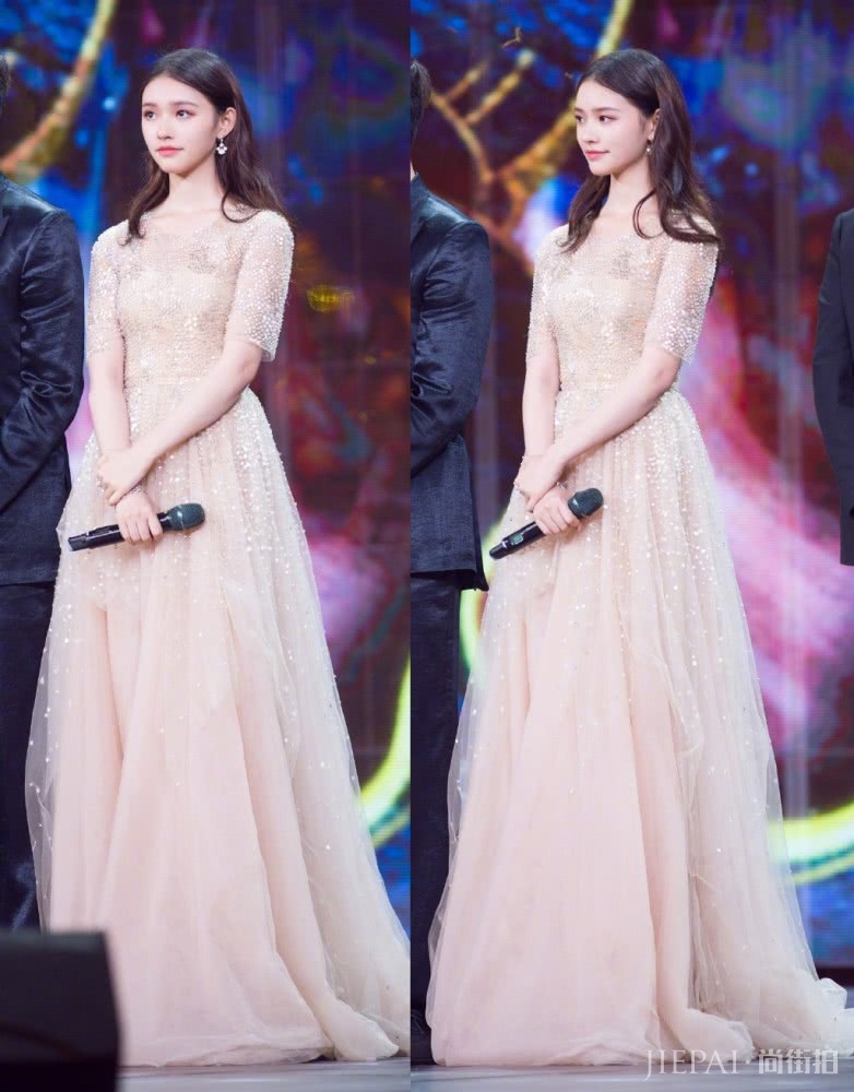 林允穿T恤配短裤,踩小白鞋赶飞机很接地气