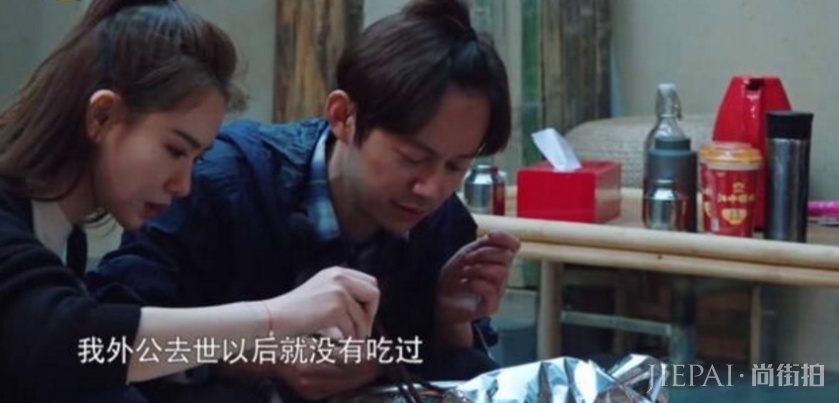 戚薇李承铉给外公扫墓悲痛落泪,曾在节目自曝:子欲养而亲不待