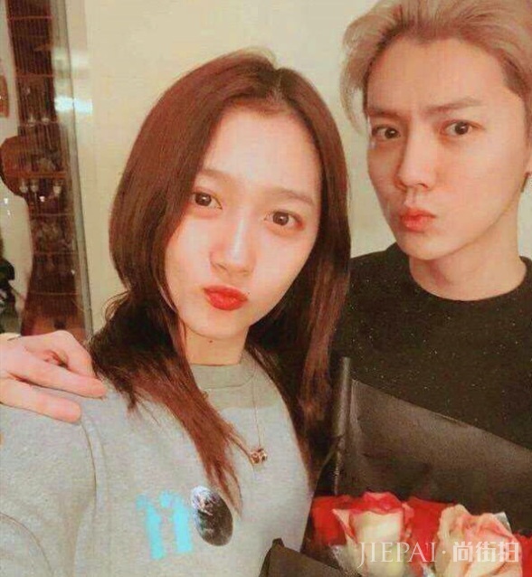 关晓彤超短裤白皙长腿吸睛，多名保镖护卫不许粉丝靠近阵容强大