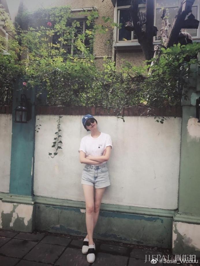 李亚鹏女友街头拍美照，大长腿比王菲惊艳，五官撞脸高圆圆