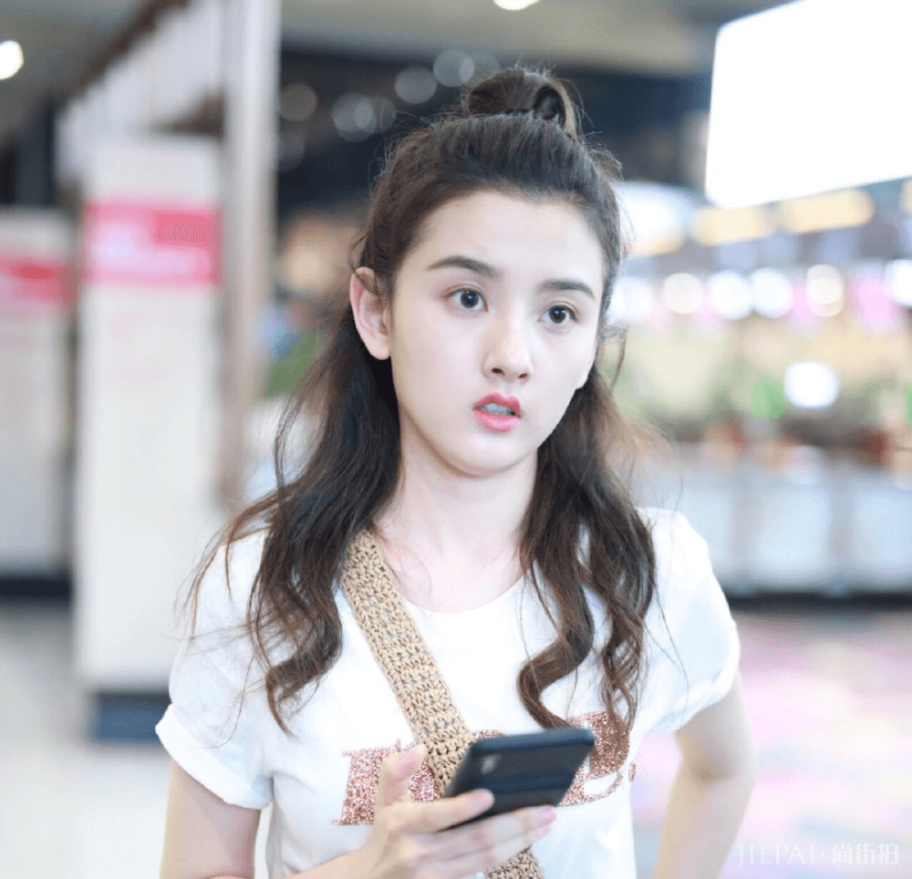 女明星示范，头发扎一半留一半，这些发型好打理还时髦