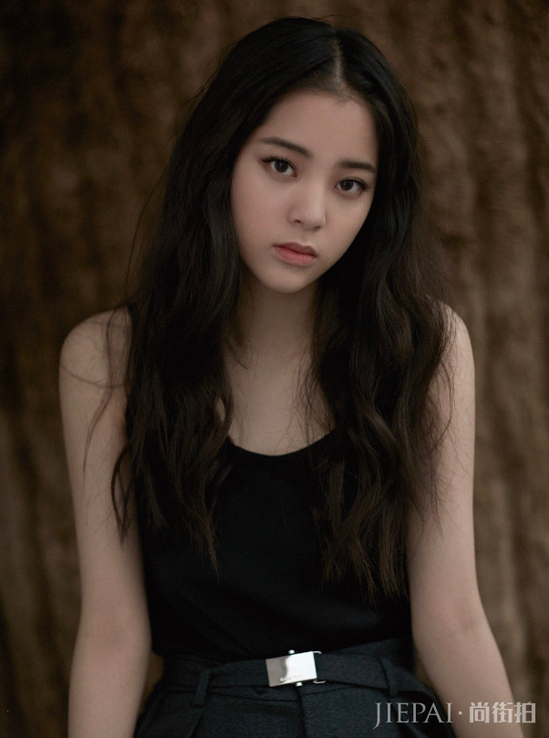 欧阳娜娜背心搭帆布鞋也这么时尚,一点不像小姑娘