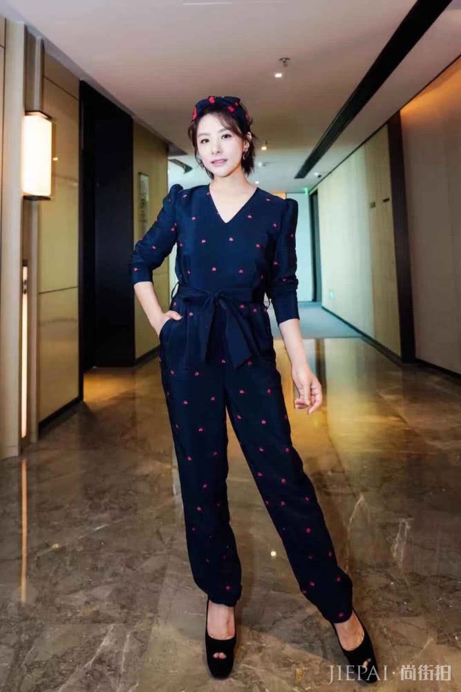 刘璇戴樱桃发带又穿连体裤凹造型，太减龄