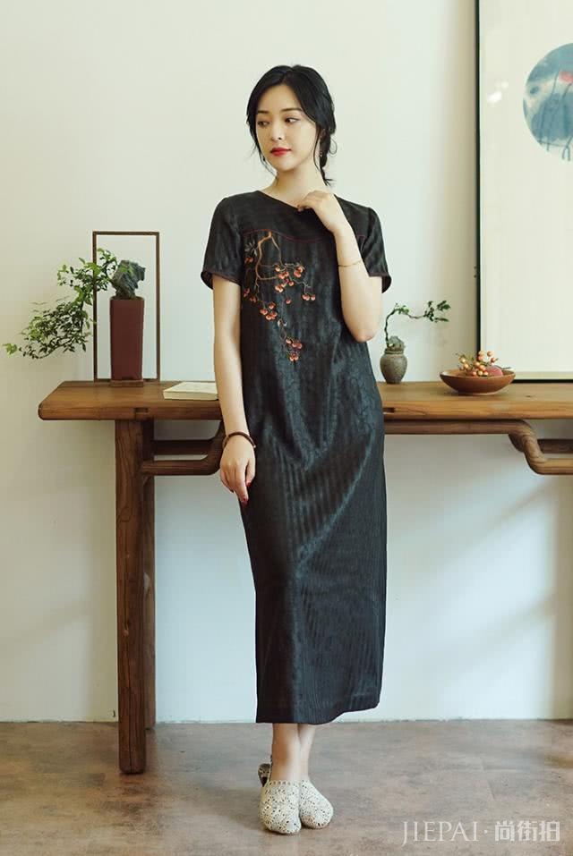 夏天穿一袭香云纱,浸染岁月之美,让人不知身处何年